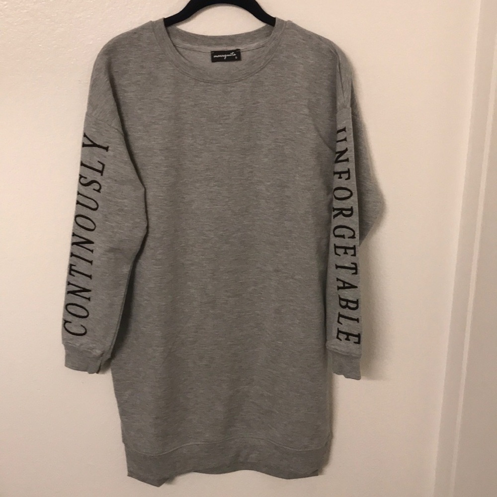 Long sleeve sweater w/ graphic sleeve design
